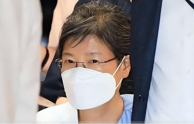 朴槿惠出狱生活：住1676平别墅	，与小10岁律师为伴，如今生活安逸