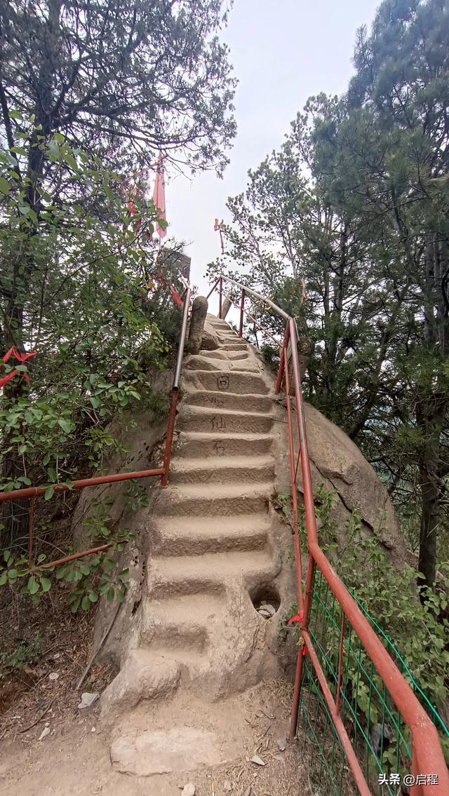 到青华山看千年卧佛，一路上垃圾随处可见