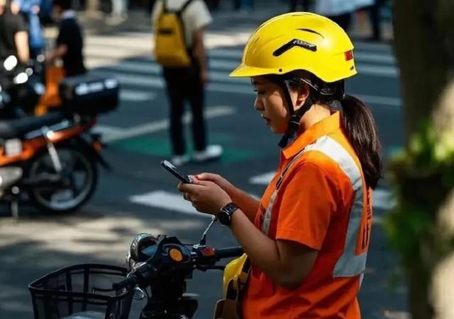 经济增速变缓，曾月入2万高管后改行送外卖，女骑手开始越来越多