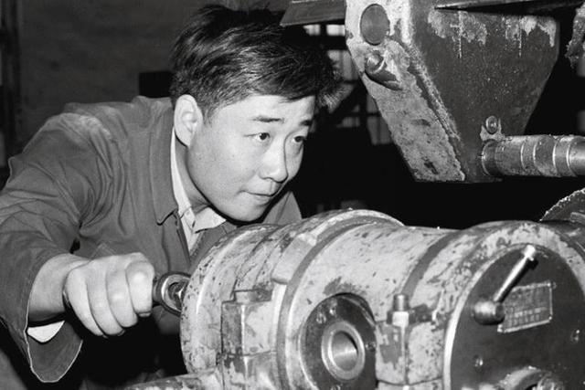 1984年，王光美来到河南和当县长的儿子刘源，留下一张珍贵的合影