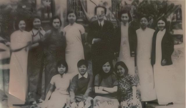 机关人员被日军包围，八路军骑兵飞马来救，带队女将25岁