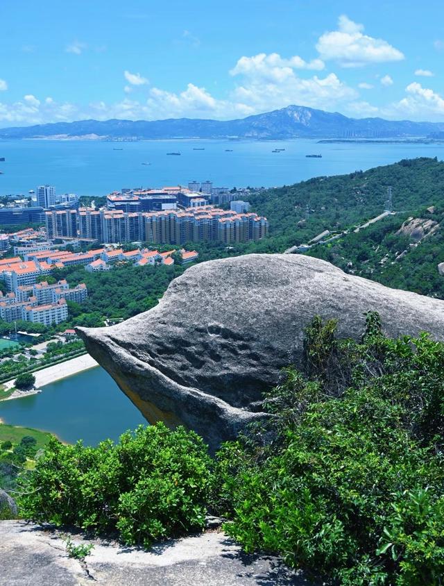 厦门植物园海豚石，山顶一块岩石，因生动的外观而备受登山者喜爱