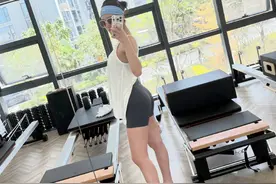 杨采钰大方晒孕肚，婚后沉浸式买花画画健身，每天都是小美好！图片