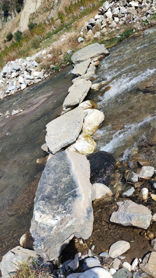 呼和浩特哈拉沁沟，一条小河从两山峡谷流出，步行只能走小路