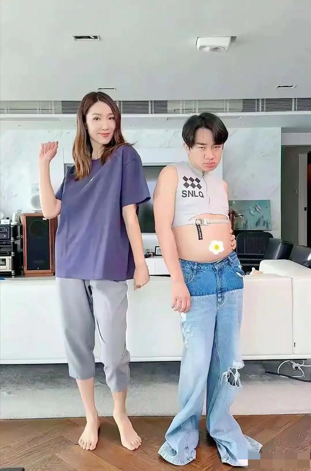 王祖蓝的裤子穿在他老婆身上秒变六分裤，夫妻俩换着穿，太搞笑了