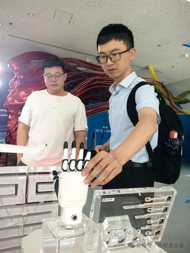 走！到机器人体验店感受智能生活