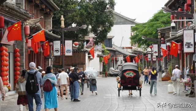 建水洋溢“中国红” 喜庆氛围迎国庆