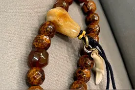 玩儿了半年的星月菩提，已经包浆玉化，是时候添配饰了。图片