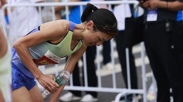 50天4场马拉松！‘最快女护士’为何被医院‘红牌’罚下？