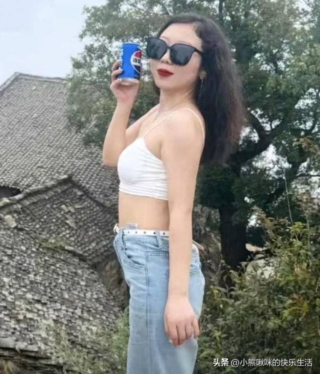 陕西女老师事件持续升温，知情者披露：抽烟穿吊带，私生活混乱！