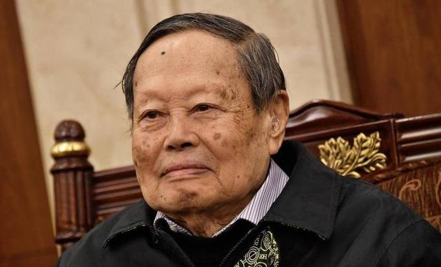 杨振宁追悼会今日举办，离世前状态曝光，摔跤酿祸，翁帆或早察觉