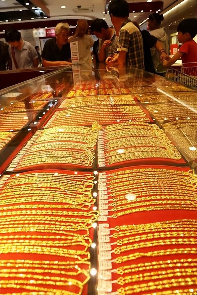 3天亏掉2月工资！别再炒黄金了，各大银行紧急出手，普通人咋止损