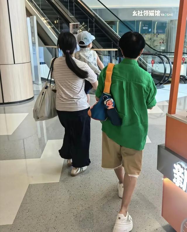 金龟子和女儿女婿在北京逛街，穿衣打扮一言难尽，抱着外孙好慈祥