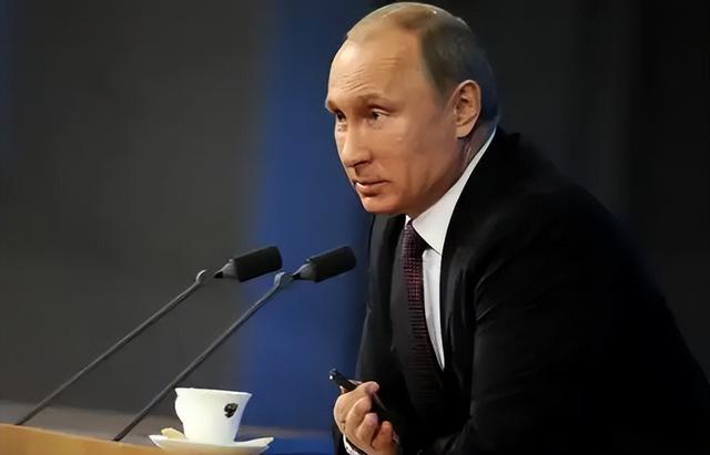 终于不装了，特朗普准备发动战争，美军轰炸机出动，英法俄选边站