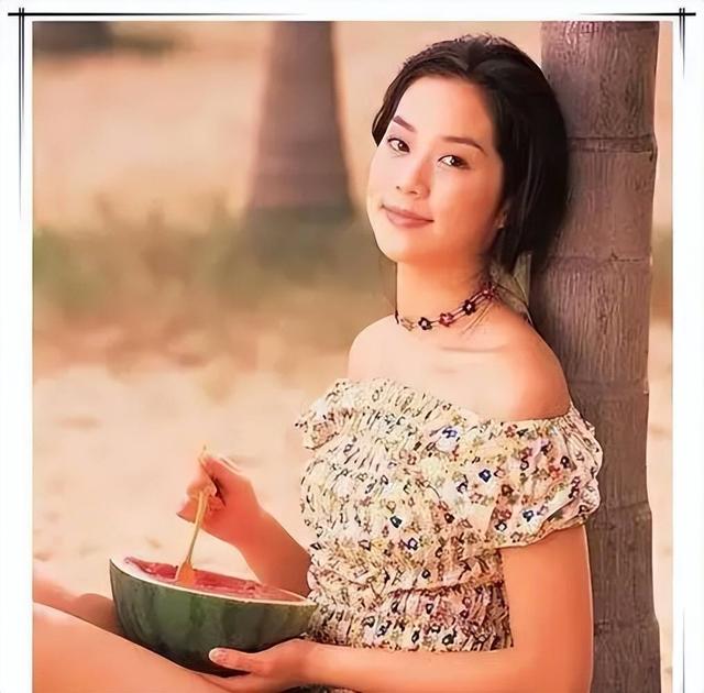 她14岁已是“人间尤物”	，被首富看中花10亿娶回家，8年生了四胎