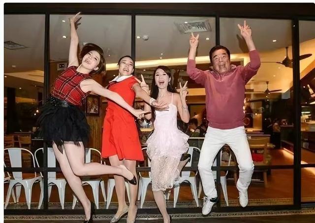 “6个老婆”同住一屋，每人每月7万零花钱，71岁娶第7房小娇妻