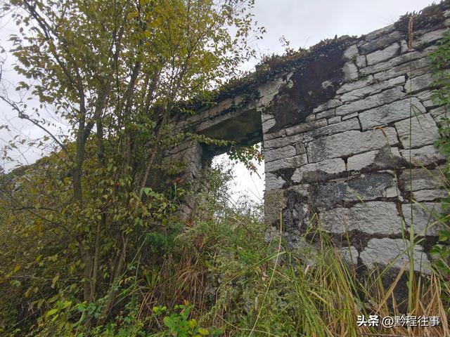 偏远乡野中寻找一个古寺遗址，探险一个深邃溶洞