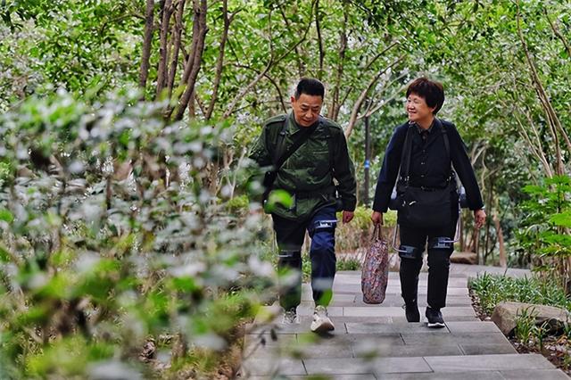 登高赏秋乐重阳 半山景区首推登山助力机甲共享服务