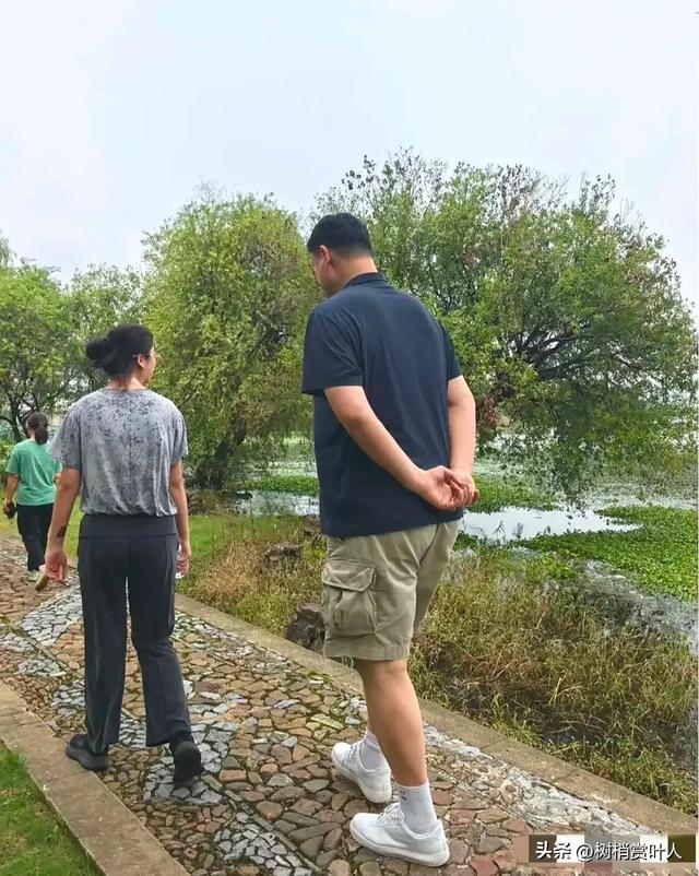 姚明和女儿现身苏州老家 两人长得超级像 从身后看两人都有驼背