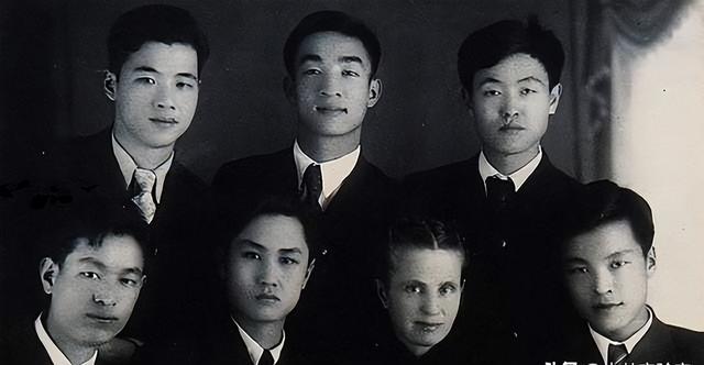 86年李鹏全家在中南海探望邓颖超，46年前他12岁，称呼“邓妈妈”