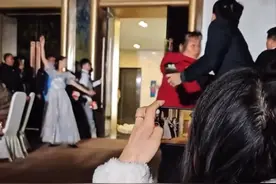 结婚典礼上，为什么总有老人会在开门瞬间凑过去呢？图片