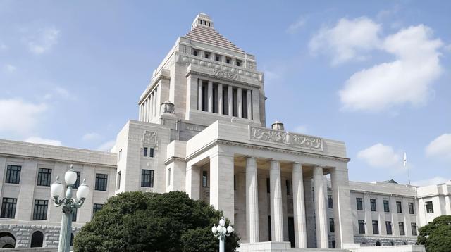 高市亮战争方案不到12小时	，49条中日航线取消，中方罕见升级警告