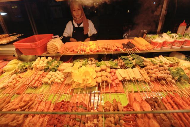 兰州正宁路小吃夜市，一条街，百种味，感受舌尖上的西北风情