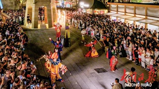 各种沉浸式演艺，大同的夏夜人潮涌动