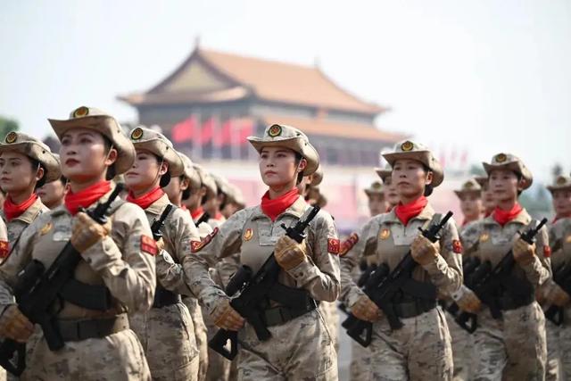 “93阅兵”女民兵王米佳：出身空姐	，婆婆和母亲替她负重前行