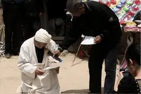 老人下葬后，遗像该如何处理，是烧掉还是保存，切记不能乱放！图片