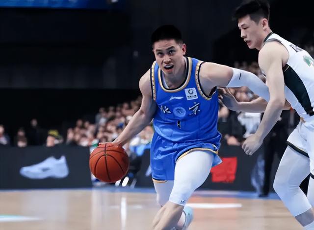 CBA裁判闹大笑话！连吹3技犯+驱逐杨鸣，5次罚球却让北京罚了6个