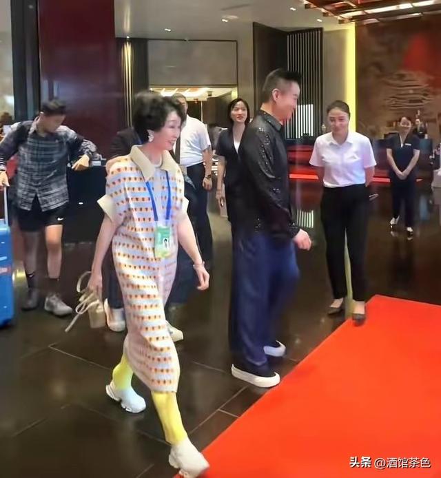 阎维文妻子现状：66岁驼背苍老瘦成皮包骨，夫妻差1岁像两代人