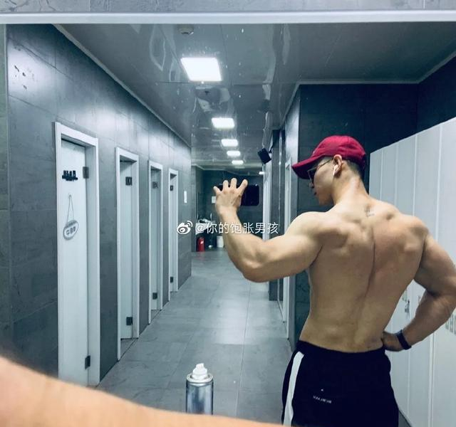 北京医生竟然是肌肉猛男！？脱下工作服之后，女网友纷纷求打针！