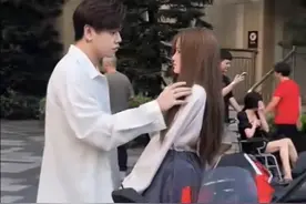 毁三观啊！小伙在公交车上与“女友”大秀恩爱！简直让人不忍直视图片