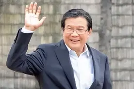 每日赚9.3亿！初中学历的巴车司机，今超越李嘉诚，成华人新首富图片