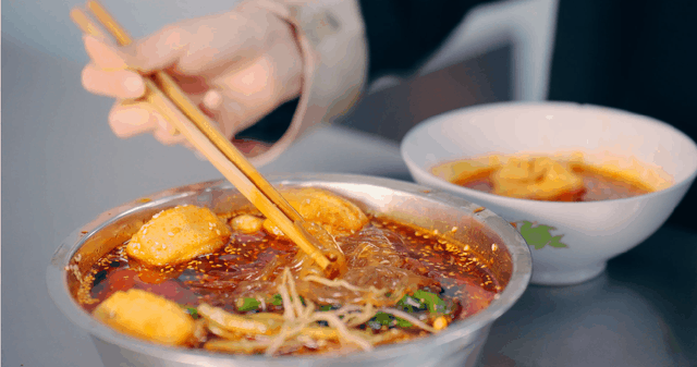 成都出发2.5h刹拢最绝红叶之城！秋色媲美九寨，一城吃够三省美食！更有山林温泉泡过瘾！