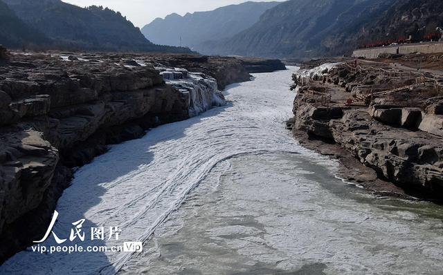 山西吉县：壶口瀑布现流凌封河景观
