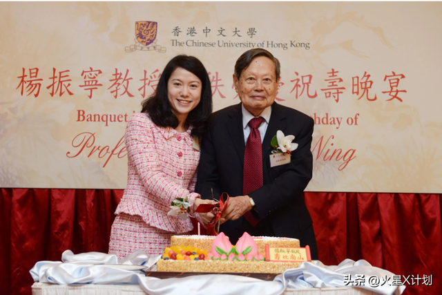 杨振宁葬礼今日举行！遗体覆盖国旗	，翁帆站首位，次子杨光宇露面