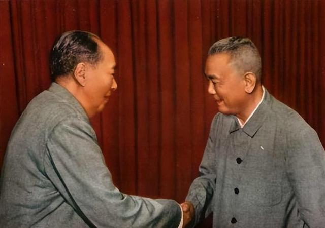 他是我国第三任主席，逝世后墓碑上不留姓名，只刻了这24个字