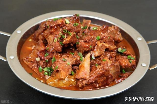 买猪骨头，内行人专挑这2个部位，肉多骨少，价格比瘦肉便宜一半