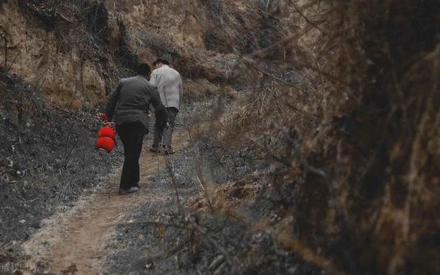 “三人不上坟，后代子孙旺”，哪三类人不能上坟？上坟有啥讲究？