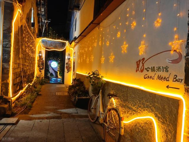 傍晚，长街，在风里的遇见