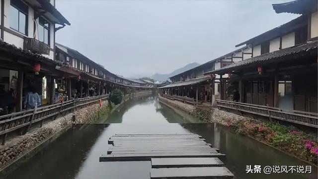 5年倒闭10家热门景区，年轻人住帐篷，天价酒店为啥割不动了？
