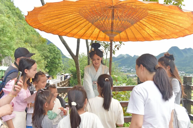 贵州兴义万峰林景区：“潮玩”活动引客来 “双节”客流迎高峰