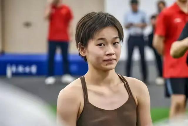 全红婵回农村老家，心情大好！一会逛新房工地	，一会悠闲摘草莓！