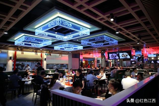 坡子街的夜色里，藏着长沙的烟火人间