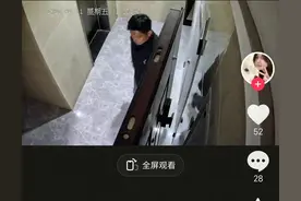 男子裸露下体溜进房间藏女生床下，女生吓懵，这个细节隐患要预防图片