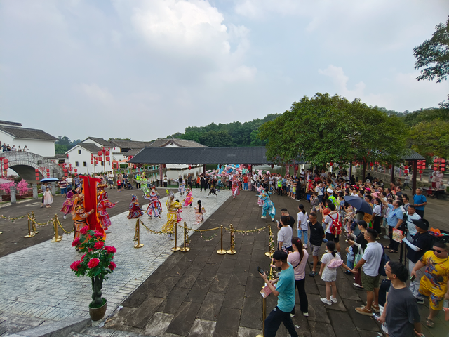 南海影视城国庆变身“戏梦狂欢节”，巨型盲盒剧场体验奇妙之旅