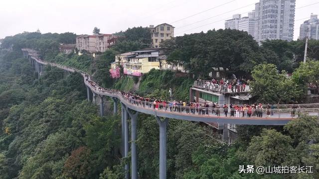 重庆新添颜值爆表的景点，刚开放就人山人海，大爷大妈抢着排队！