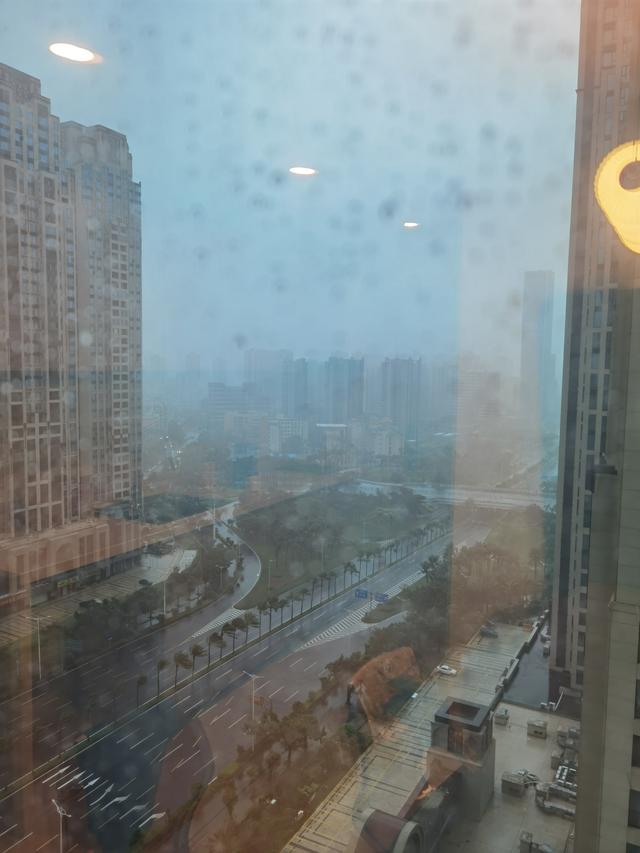 麦德姆登陆海南岛前的晚霞如火，肆意晕染着天际